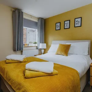 2 Bedroom Garden Near Qmc, Tennis Centre & City Apartment