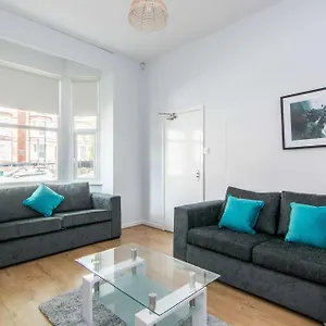 Spacious 4 Bed With Parking Near City Centre - 184 Gregory House Holiday home