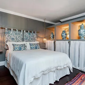 Central Luxury Garden Free Parking Apartment